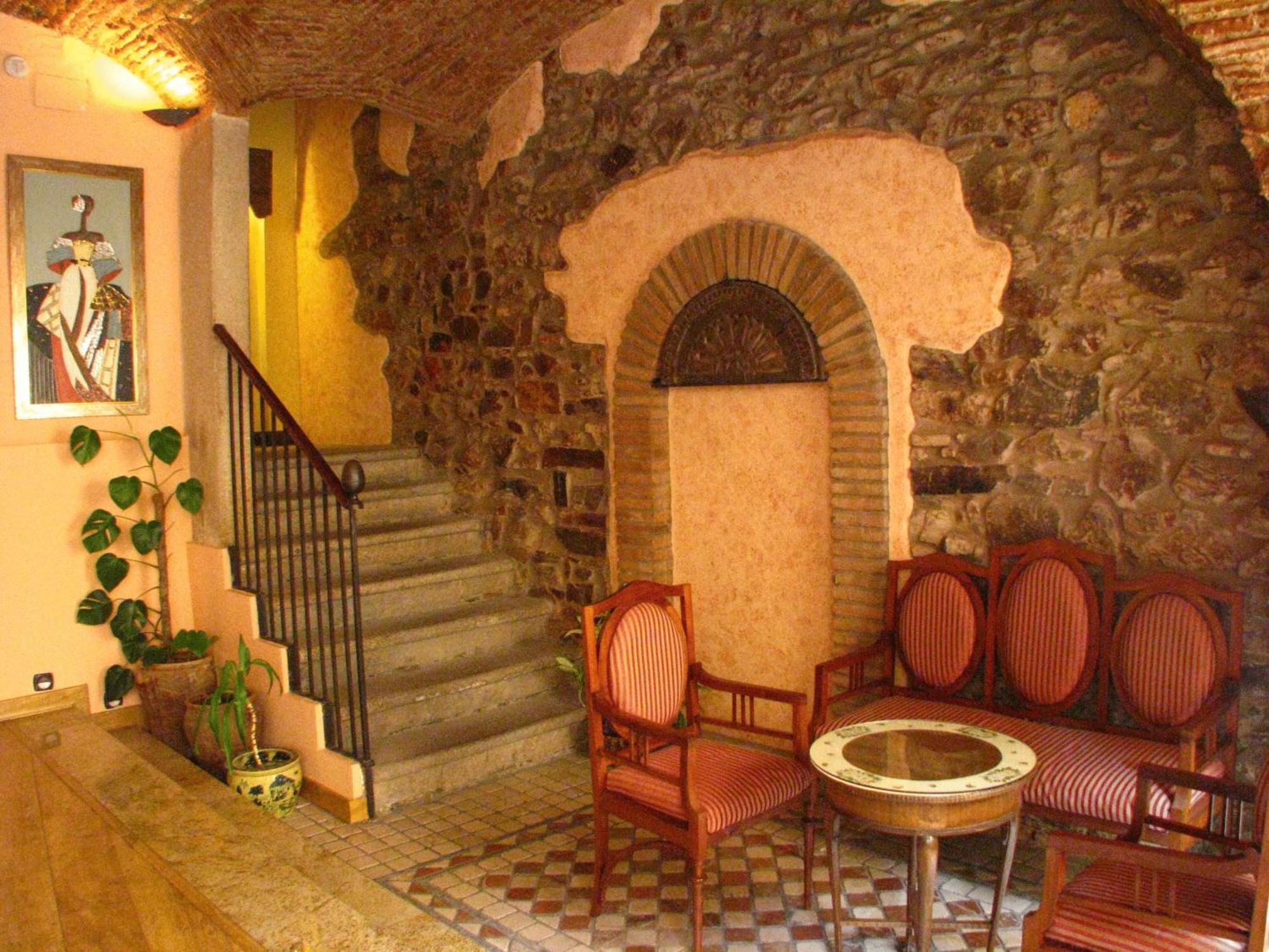 Hotel Don Carlos Caces Exteriér fotografie